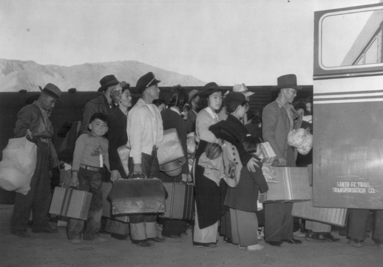 Японцы садятся в автобус на станции Лон Пайн для переезда в лагерь «Манзанар». Апрель 1942 г. 