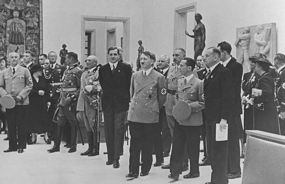 Ойген Шоберт в свите Гитлера на художественной выставке. Мюнхен. 1939 г. 