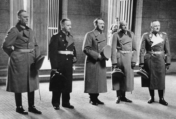 Ганс Штумпф, Адольф Гитлер, Вильгельм Кейтель, Эрих Редер и Вальтер Браухич на возложении венков на Мемориал. Берлин. 1939 г.
