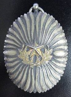 Аверс и реверс памятного знака 1-го гвардейского пехотного полка.