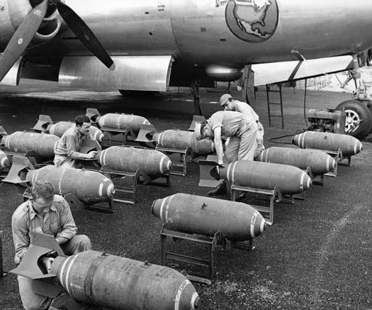 Загрузка бомб в В-29 перед налетом на Токио.