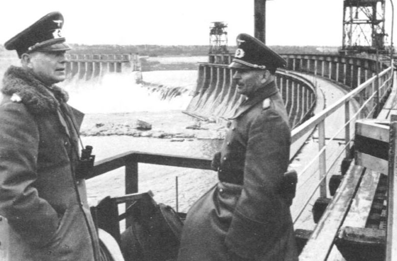 Курт Цейтцлер на разрушенной плотине Днепрогэса. 1941 г.