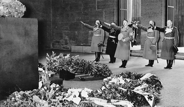 Ганс Штумпф, Адольф Гитлер, Вильгельм Кейтель, Эрих Редер и Вальтер Браухич на возложении венков на Мемориал. Берлин. 1939 г.