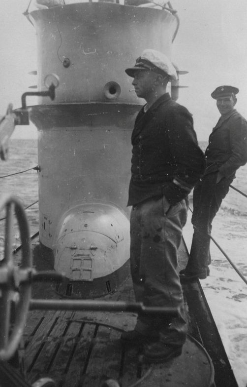 Командир подлодки «U-120» Эрнст Бауэр на палубе всплывшей лодки. Ноябрь 1940 г. 