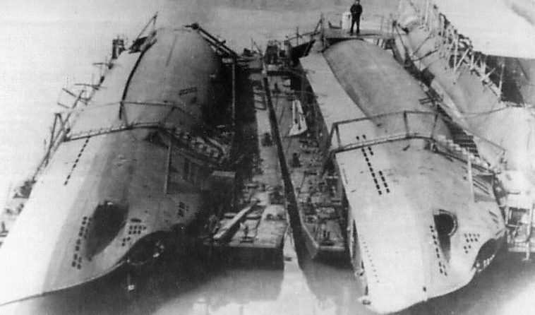 Разобранные малые подлодки «U-19» и «U-23» для перевозки на Черное море. 1942 г.