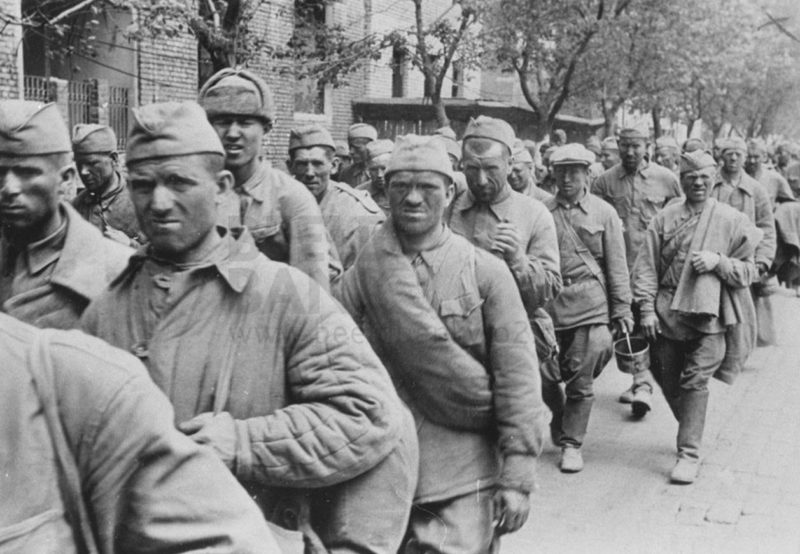 Советские военнопленные в городе. Май 1942 г.
