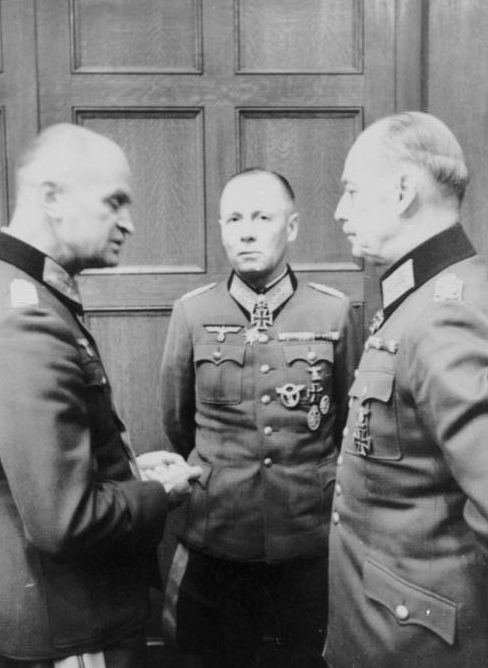 Герд фон Рунштедт, Йоханнес Бласковиц и Эрвин Роммель. 1944 г.