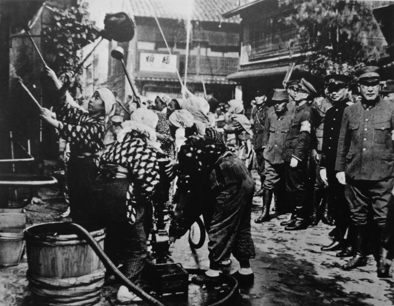 Жительницы и пожарные на учебном занятии по тушению пожаров. 1944 г.