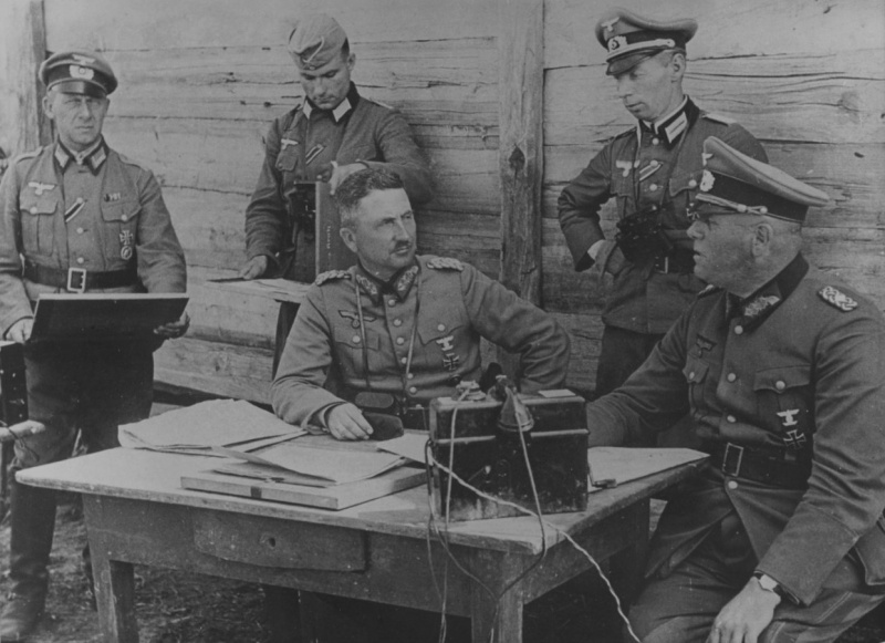 Ойген Шоберт с офицерами штаба в деревне на Восточном фронте. 1941 г.