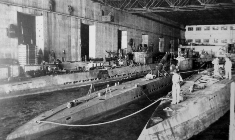 Подлодки в бункере «Кероман 3» на базе субмарин во французском Лорьяне. Январь 1943 г. 