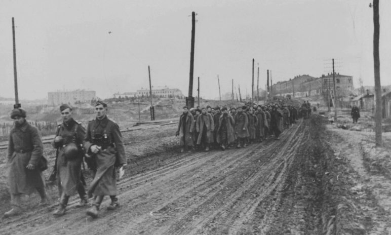 Советские военнопленные на окраине города. Май 1942 г.
