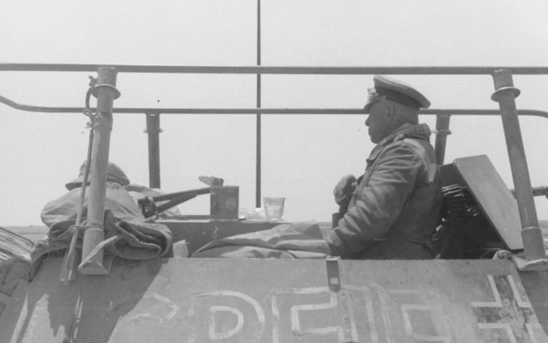 Эрвин Роммель в штабном бронетранспортере. 1942 г.
