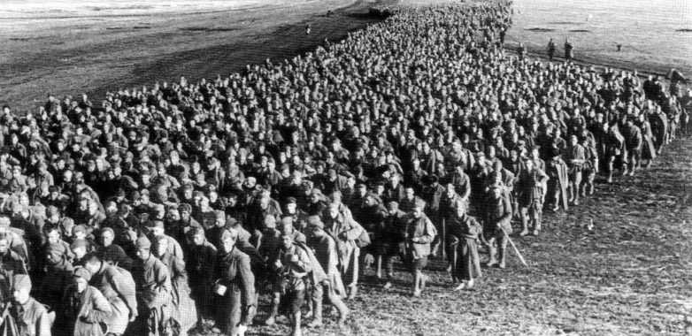 Советские военнопленные на окраине города. Май 1942 г.