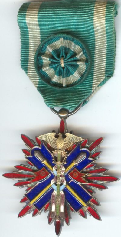Аверс и реверс знака Ордена Золотого коршуна 4-й степени.