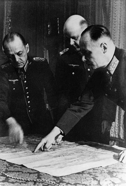 Эрвин Роммель и Герд фон Рундштедт у карты. 1944 г.