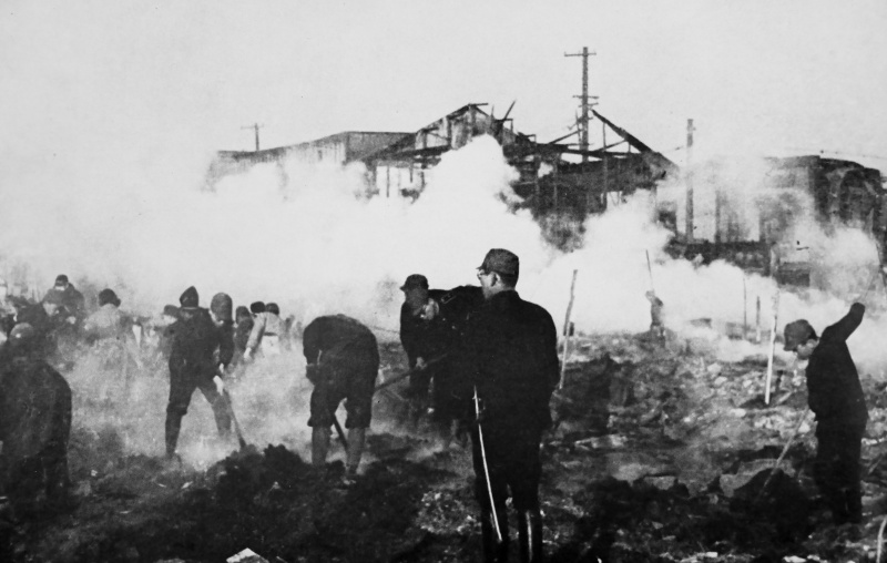 Пожарные и полицейские на пепелище домов. 30 ноября 1944 г. 