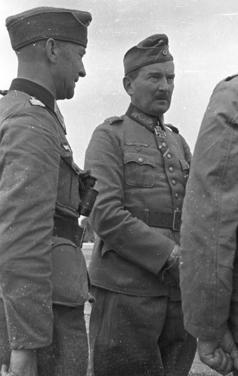 Ойген Шоберт и Ганс фон Альфен перед переправой через реку Прут. Украина. 1941 г.