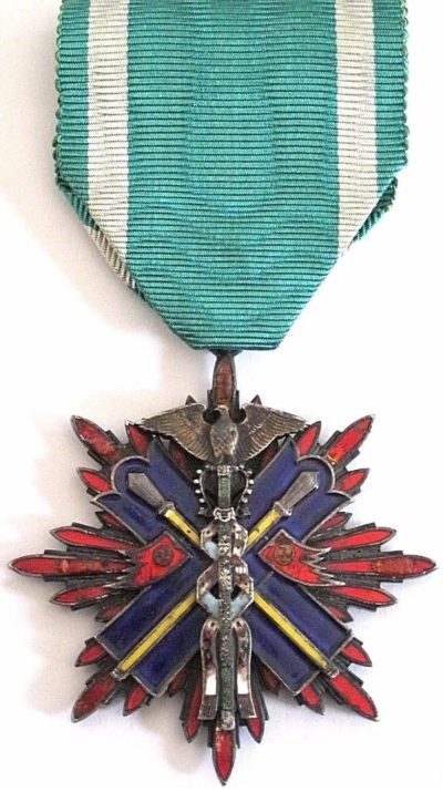 Аверс и реверс знака Ордена Золотого коршуна 5-й степени.