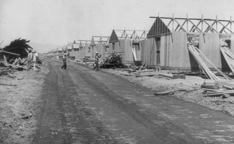 Строительство бараков лагеря в местечке Паркер в штате Аризона. Апрель 1942 г.