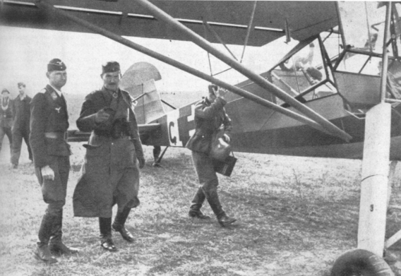 Ойген Шоберт на аэродроме. 1941 г.