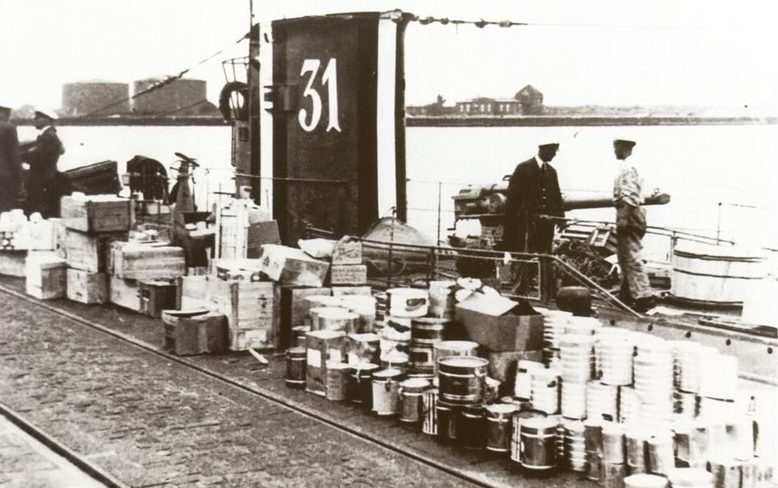 Погрузка продуктов на подлодку «U-31». 1940 г.