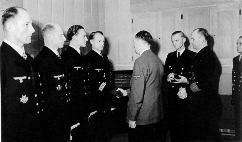 Гитлер награждает офицеров Кригсмарине Дубовыми листьями к Рыцарскому кресту Железного креста. Февраль 1943 г. 