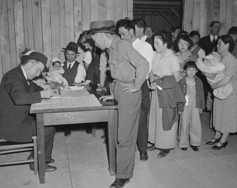 Регистрация японцев в сборочном центре Санта-Аниты. Калифорния. Май 1942 г.
