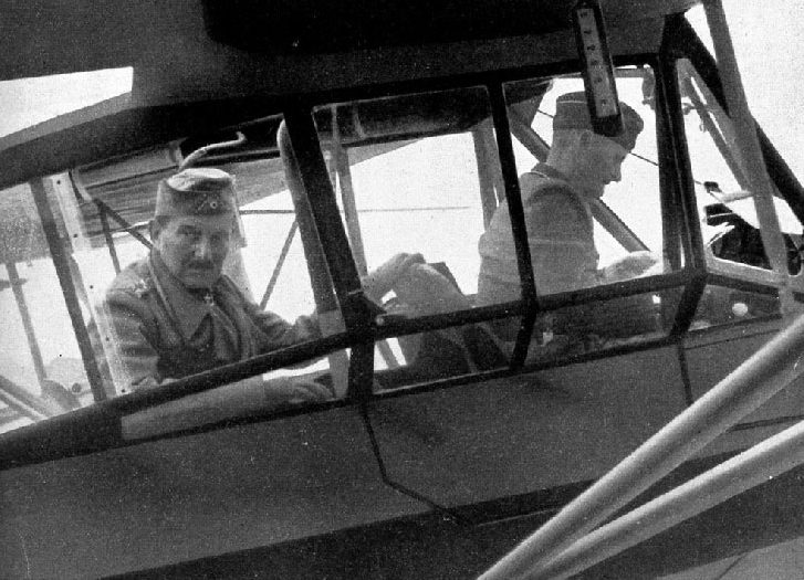 Ойген Шоберт на аэродроме. 1941 г.