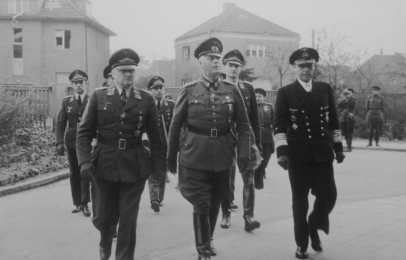 Ганс Штумпф, Вильгельм Кейтель и Ганс Фридебург. Берлин. 1945 г.