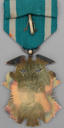 Аверс знака Ордена Золотого коршуна 6-й степени.