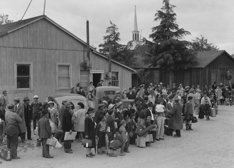 Интернированные ожидают транспорт для отправки в лагерь. Сентрвиль, Калифорния. Май 1942 г.