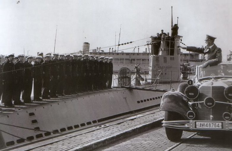 Гитлер приветствует экипаж «U-29». Вильгельмсхафен. 1940 г.