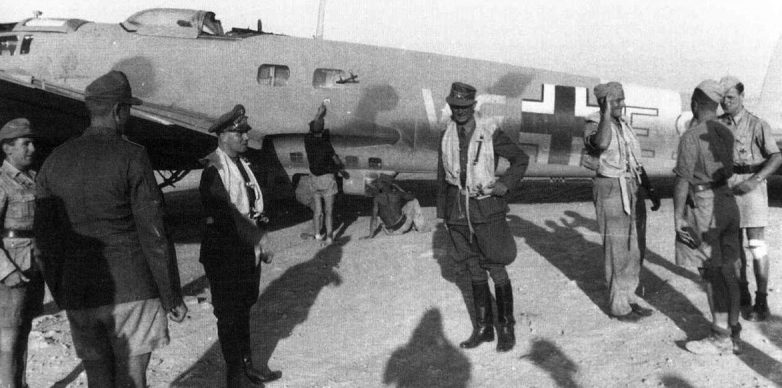 Эрвин Роммель перед вылетом на бомбардировщике Хейнкель He.111H. 1942 г.