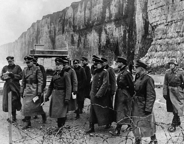 Эрвин Роммель со штабом оборонительных сооружений на Атлантическом вале. Нормандия. 1944 г. 