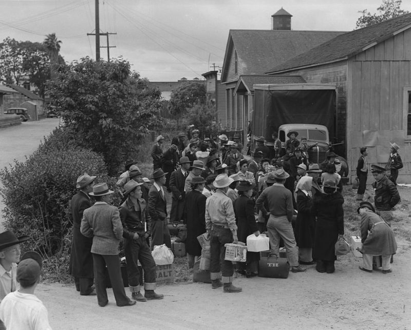 Интернированные ожидают транспорт для отправки в лагерь. Сентрвиль, Калифорния. Май 1942 г.