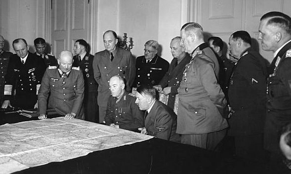 Курт Цейтцлер на совещании у фюрера. 1944 г.