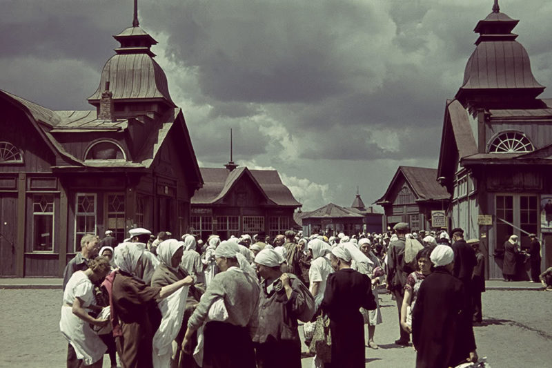 Горожане на Центральном рынке города. Лето 1942 г.