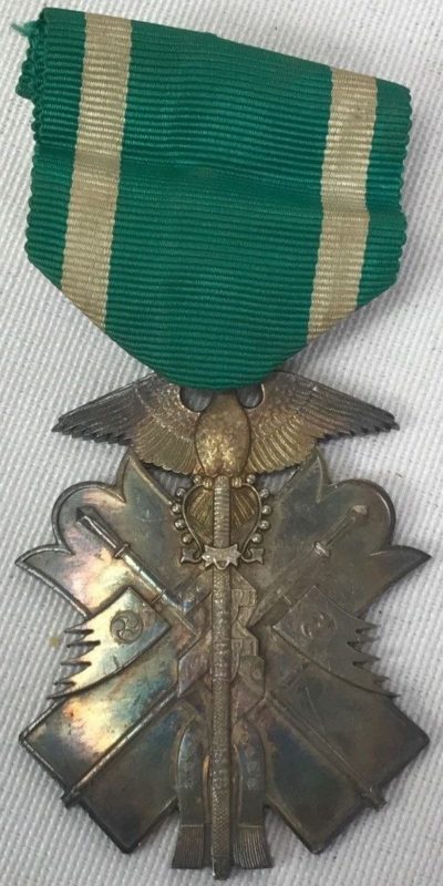 Аверс и реверс знака Ордена Золотого коршуна 7-й степени.