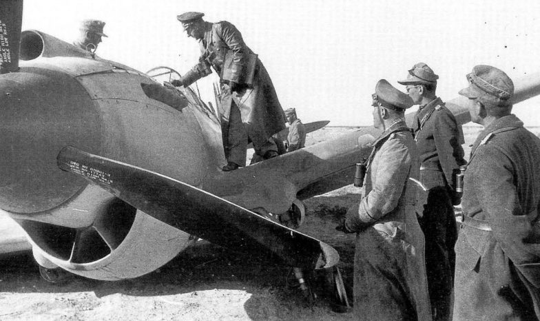 Эрвин Роммель с офицерами осматривает повреждённый английский истребитель P-40 «Kittyhawk». 1942 г.