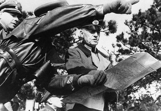 Герд фон Рунштедт с картами. 1944 г.