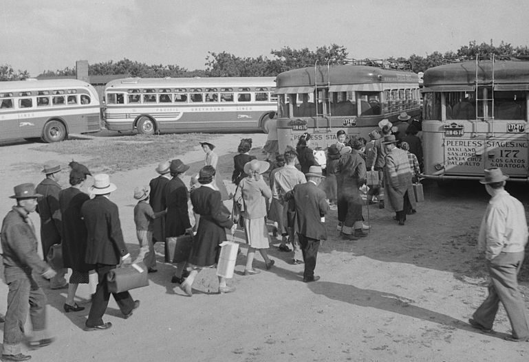 Погрузка интернированных в автобусы. Сентрвиль, Калифорния. Май 1942 г.