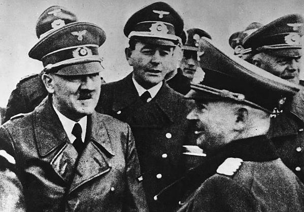 Курт Цейтцлер в свите Гитлера. 1944 г.