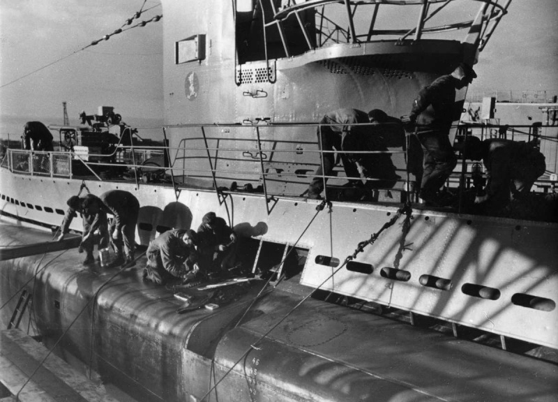 Немецкие рабочие ремонтируют подлодку «U-30» в доке Вильгельмсхафена. 1940 г. 