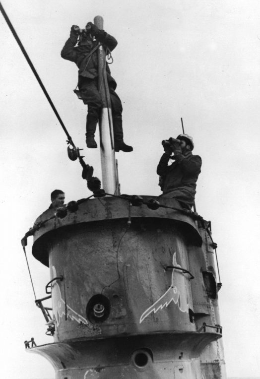 Подводники ведут наблюдение на мостике подлодки «U-659». Апрель 1943 г.