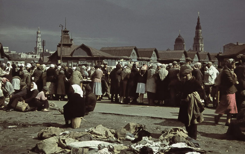 Горожане на Центральном рынке города. Лето 1942 г.