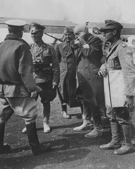 Эрвин Роммель с итальянскими генералами на аэродроме в Северной Африке. 1942 г.