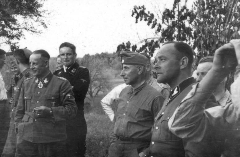Пауль Хауссер с офицерами. 1943 г.