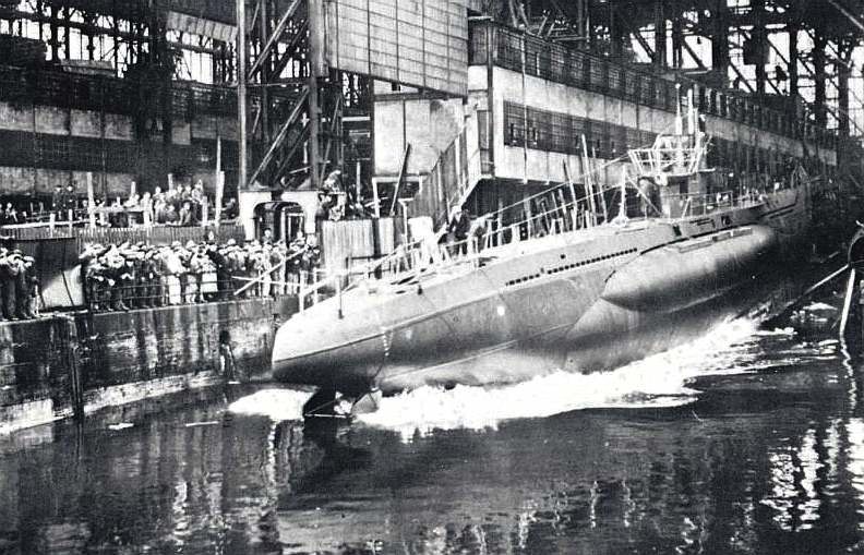 Спуск построенной подлодки на воду. 1940 г.