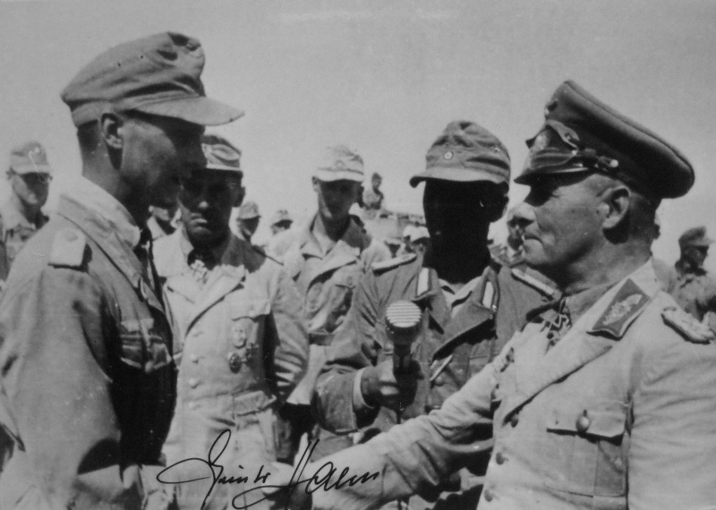 Эрвин Роммель награждает Рыцарским крестом ефрейтора Гюнтера Хальма. 1942 г.