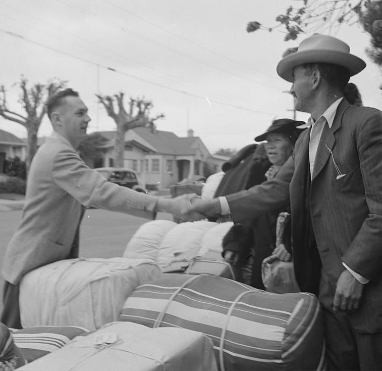 Друзья прощаются с японской семьей, которую выселяют с фермы в Аламеда (Калифорния). 8 мая 1942 г. 